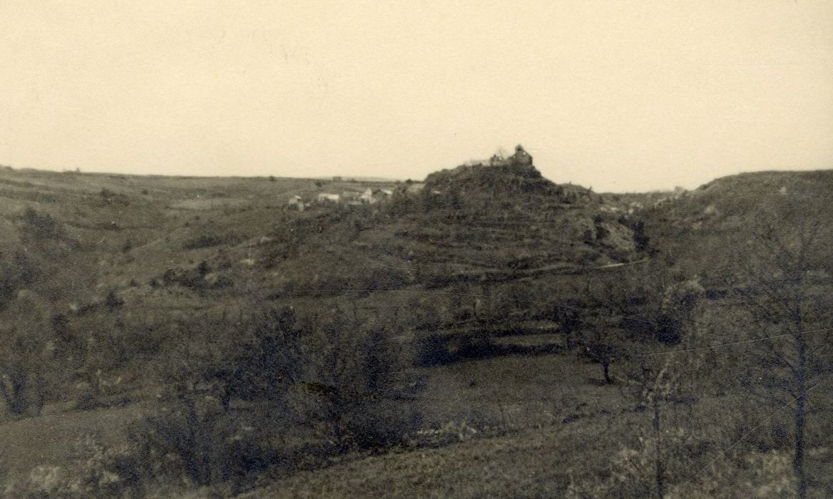 vue générale de l’église dans son environnement depuis l’Est