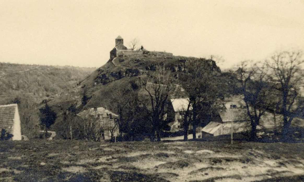 vue générale de l’église dans son environnement depuis l’Ouest