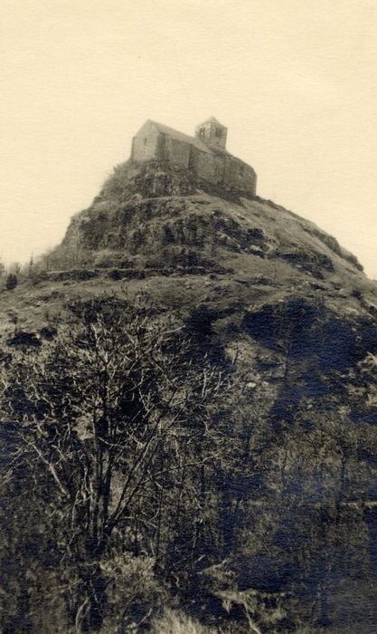 vue générale de l’église dans son environnement depuis le Nord-Est