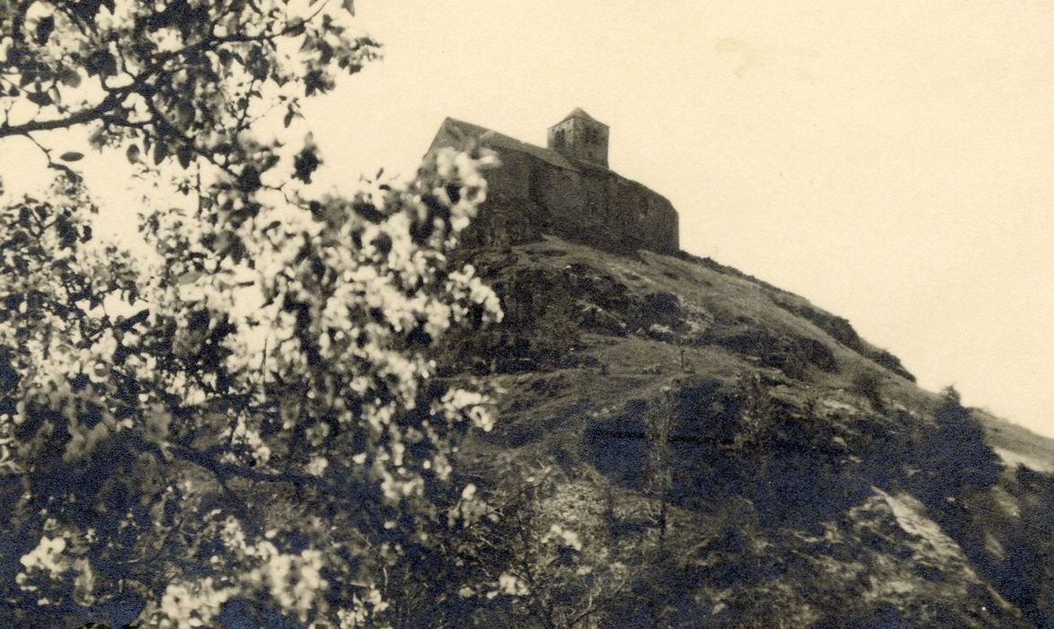 vue générale de l’église dans son environnement depuis le Nord-Est