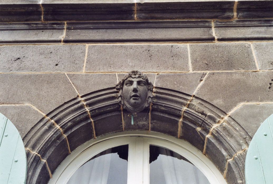 façade sud, détail de l’agrafe de la baie est