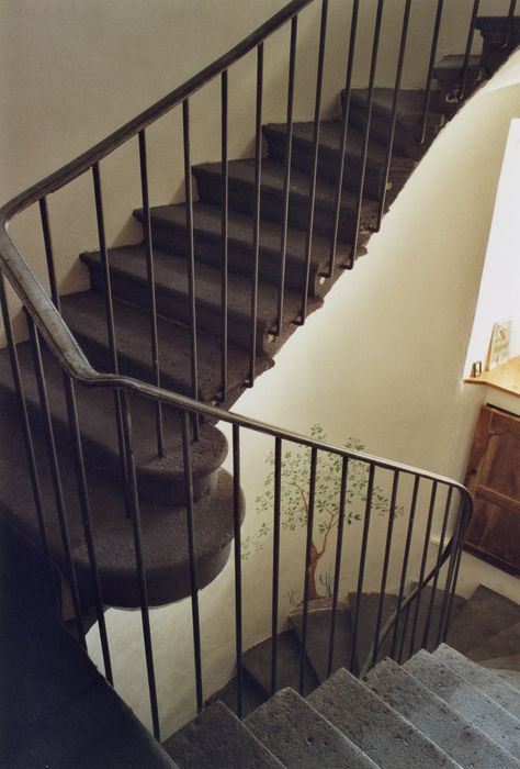 escalier principal, vue partielle