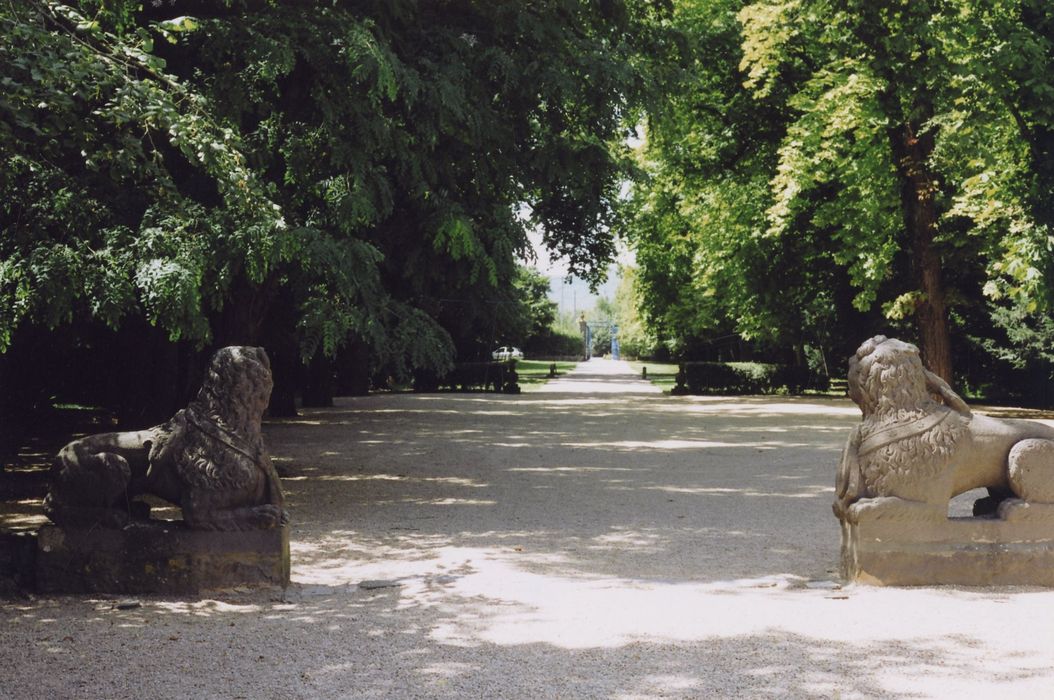 statues de lions encadrant l’accès à la cour d’honneur