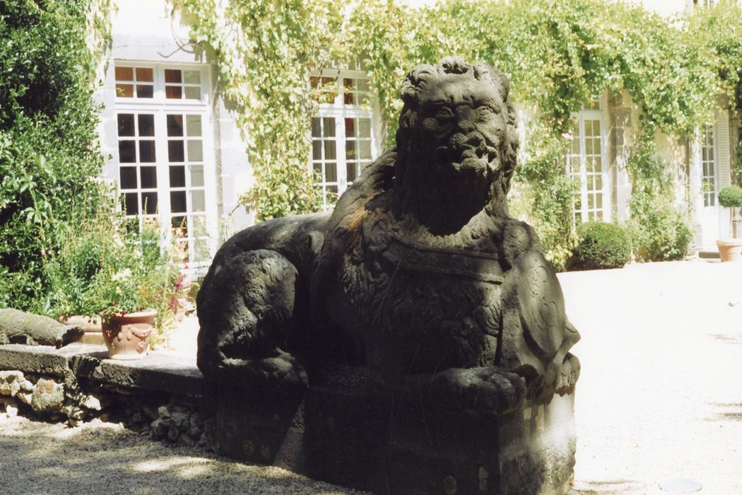 statue d’un des lions encadrant l’accès à la cour d’honneur