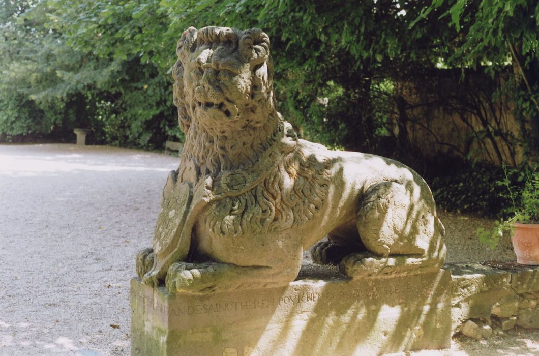 statue d’un des lions encadrant l’accès à la cour d’honneur