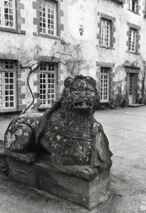 statue d’un des lions encadrant l’accès à la cour d’honneur