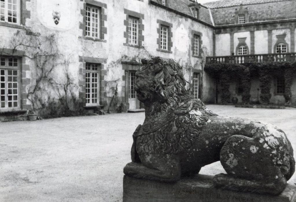 statue d’un des lions encadrant l’accès à la cour d’honneur