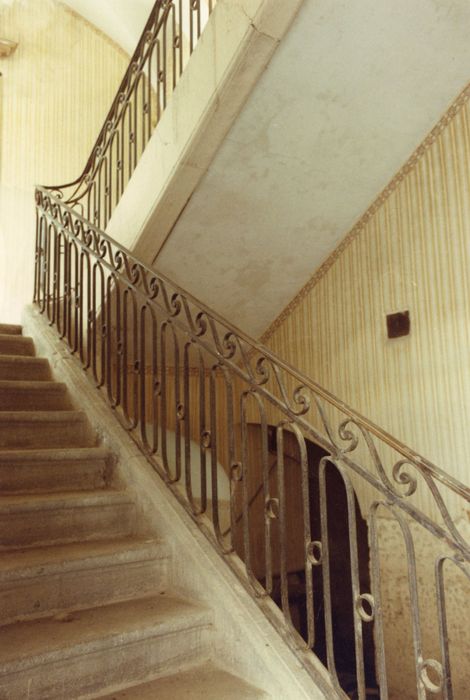 escalier principal, vue partielle