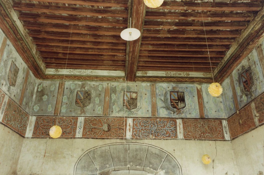 tour sud-est, 1er étage, salle des blasons, vue partielle