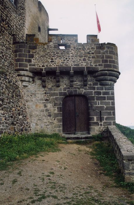 porte fortifiée orientée sud