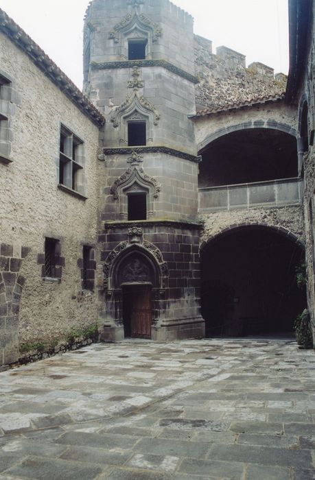 cour intérieure, tourelle d’escalier à l’angle nord-est