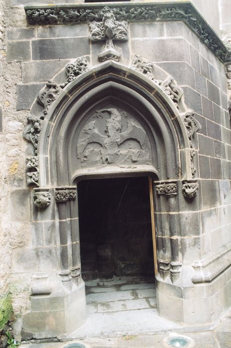 cour intérieure, porte d’accès à la tourelle d’escalier