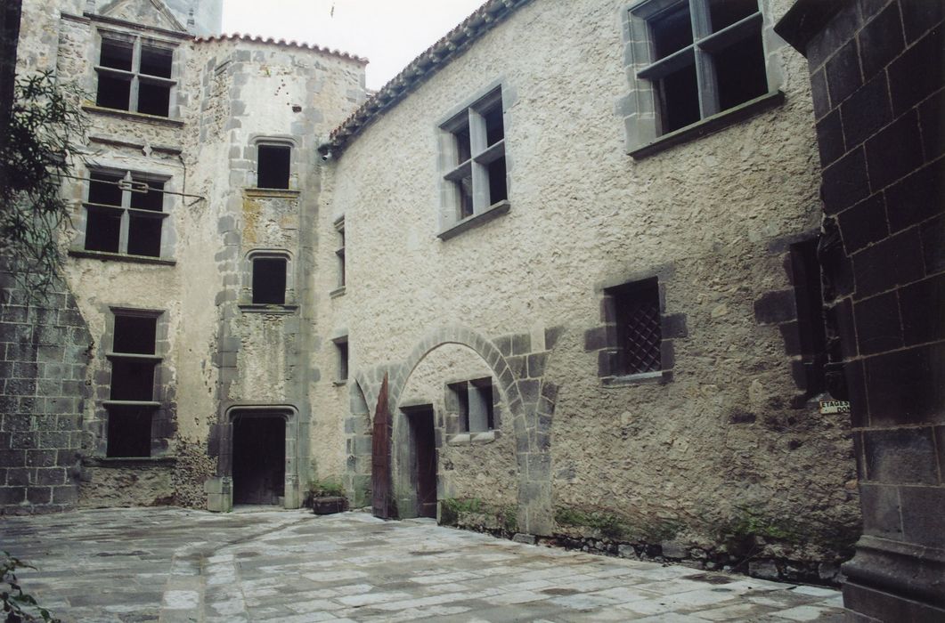 cour intérieure, aile nord, façade sud-est