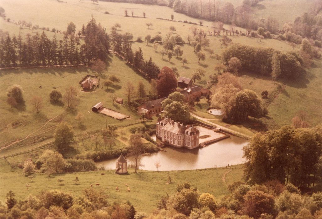 vue aérienne du château dans son environnement