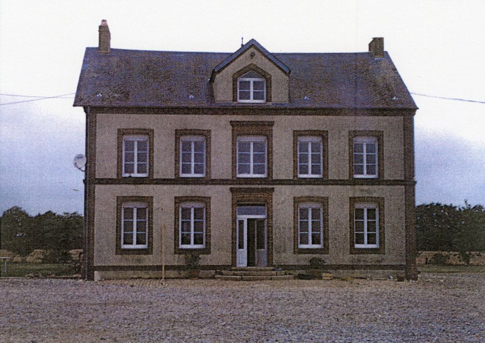 logis, façade antérieure (photocopie numérisée)