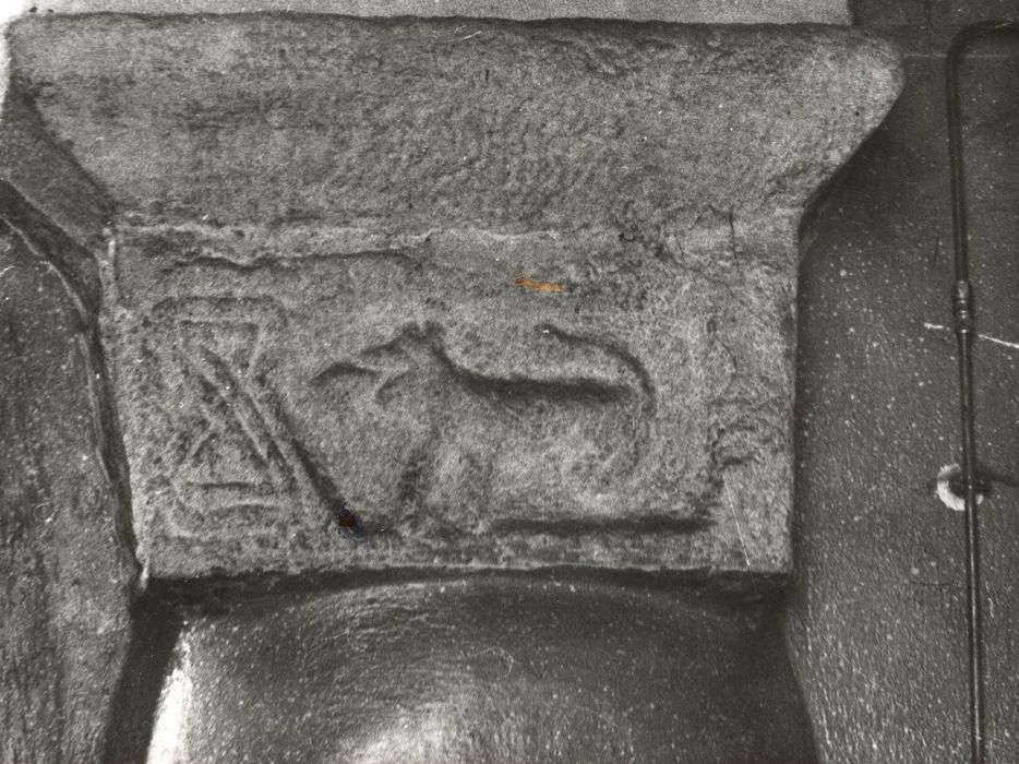 nef, détail d’un chapiteau sculpté