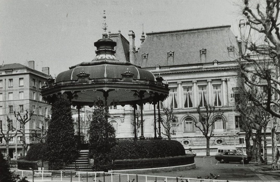 vue générale du kiosque dans son environnement