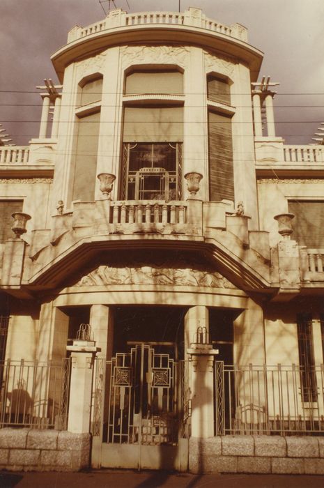 façade sur rue, vue partielle