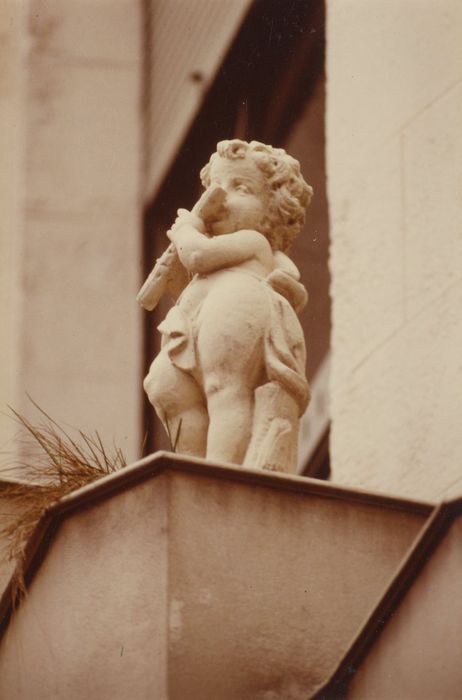 façade sur rue, détail d’une statue d’un angelot musicien