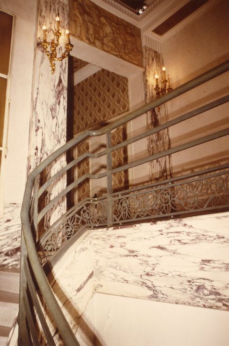 vestibule d’entrée, vue partielle de l’escalier