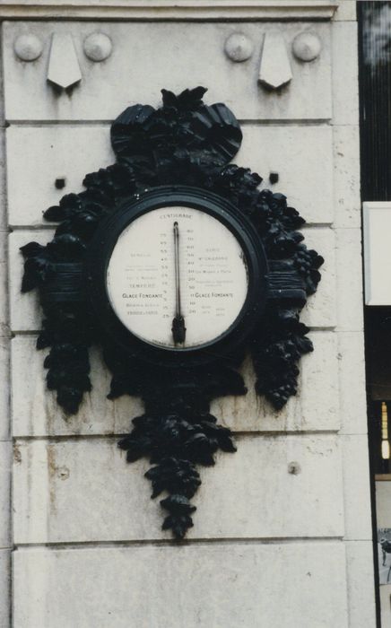 façade sur rue, détail du thermomètre