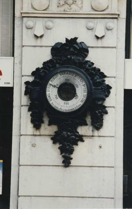 façade sur rue, détail du baromètre