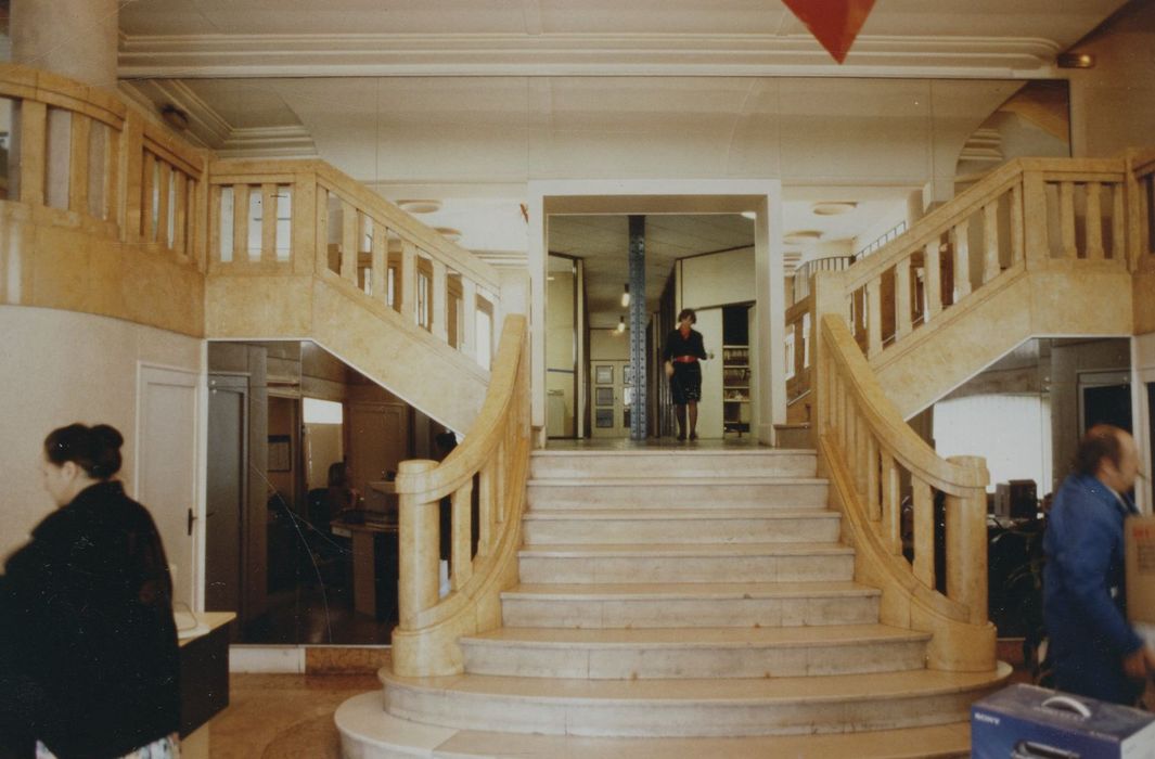 rez-de-chaussée, hall d’accueil, escalier