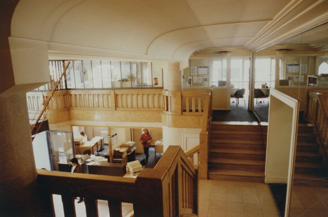 rez-de-chaussée, hall d’accueil, escalier