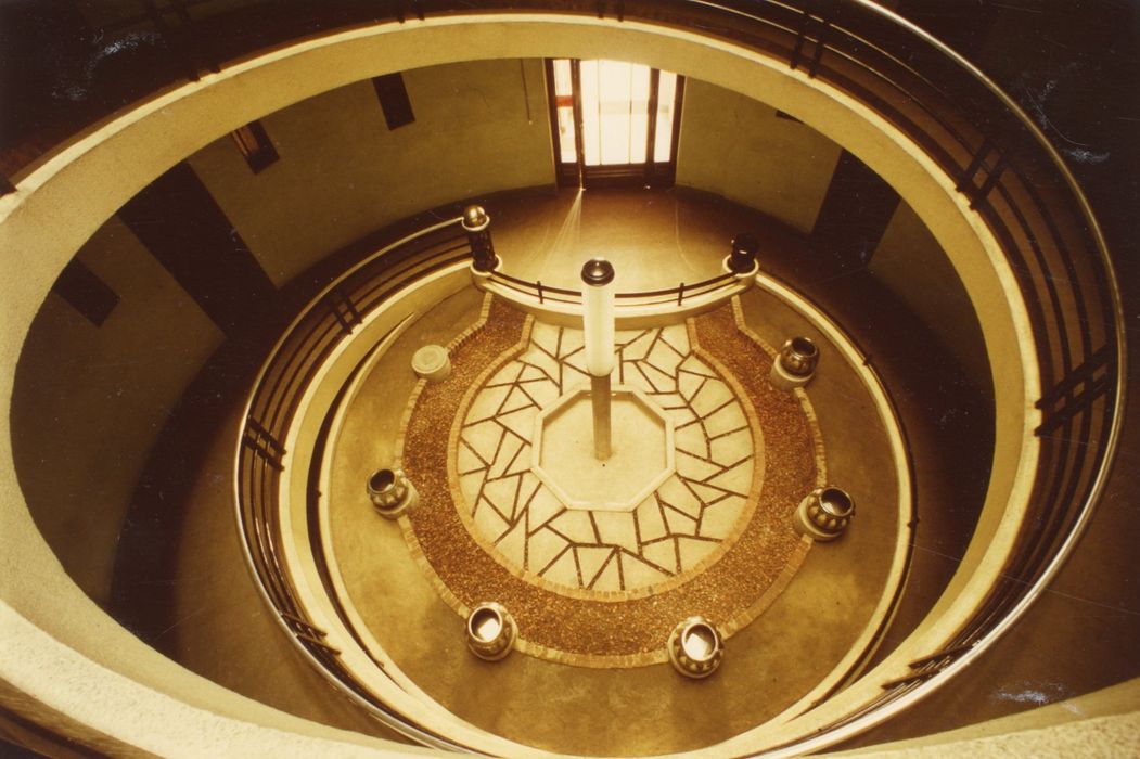 escalier monumental et son jardin intérieur, vue partielle