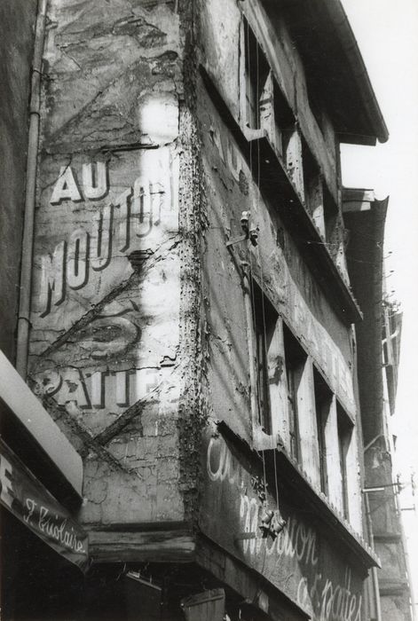 façade sur rue, vue partielle