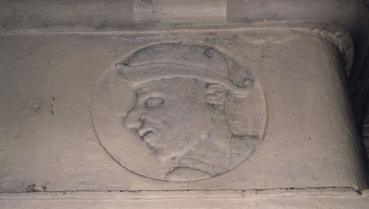 pièce sur rue, 1er étage, cheminée monumentale, détail du linteau