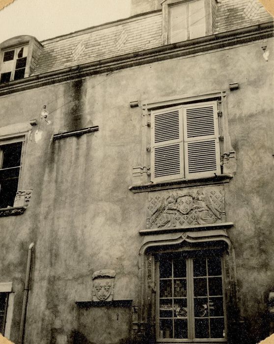 façade sur rue, vue partielle