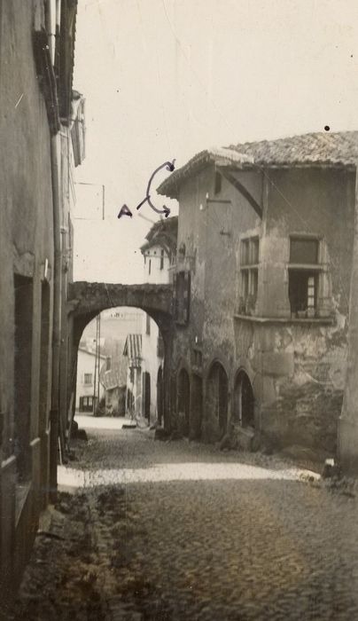 façades sur rues, vue partielle