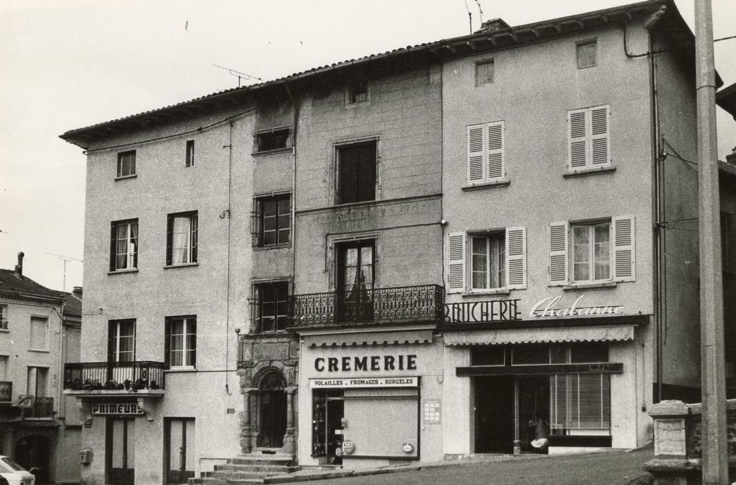 façade sur la place