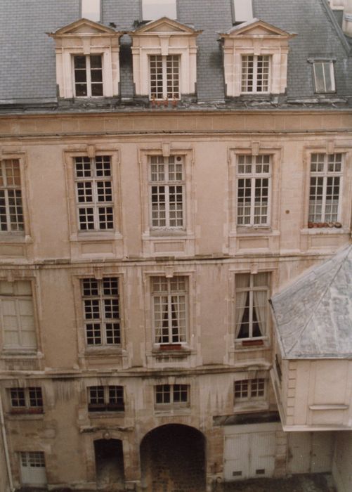 bâtiment sur le quai, façade sur la 1ère cour intérieure