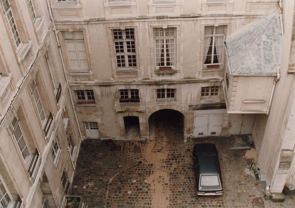 bâtiment sur le quai, façade sur la 1ère cour intérieure, vue partielle