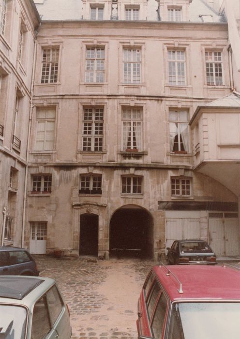 bâtiment sur le quai, façade sur la 1ère cour intérieure