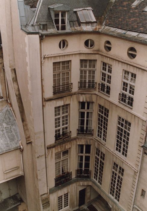 façades sur la 1ère cour intérieure du n°13