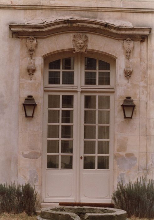 corps de logis côté jardin, porte d’accès