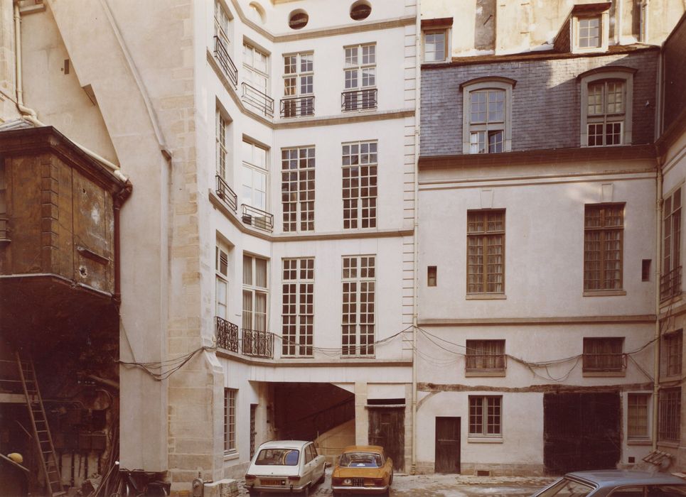 cour d’honneur, côté ouest