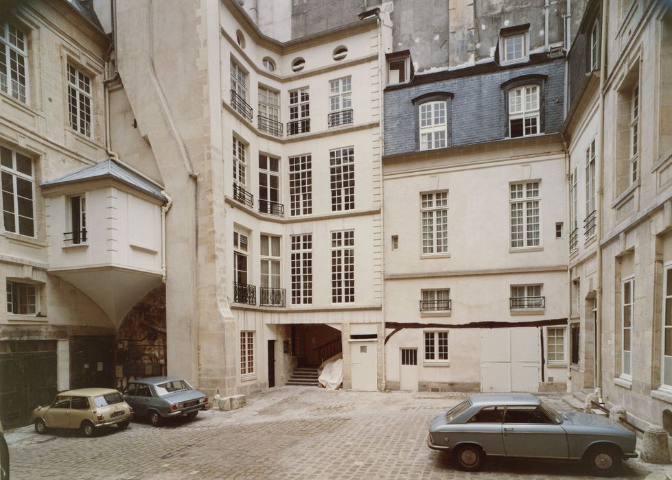 cour d’honneur, côté ouest