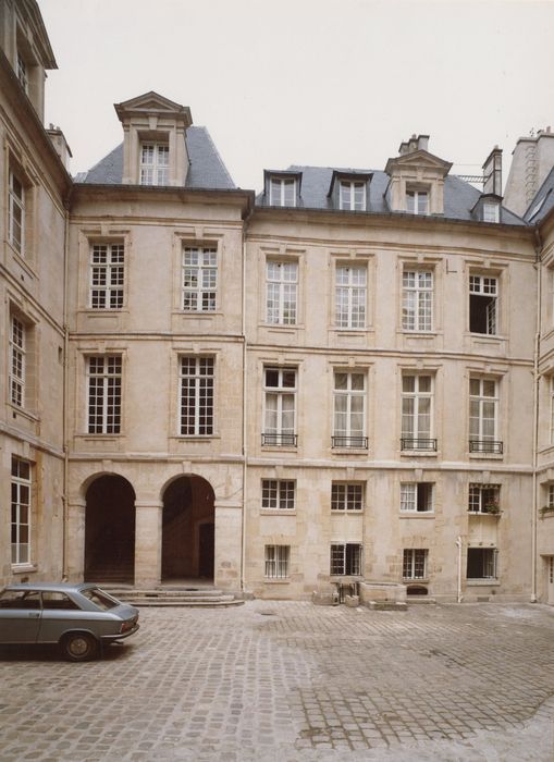 cour d’honneur, côté est