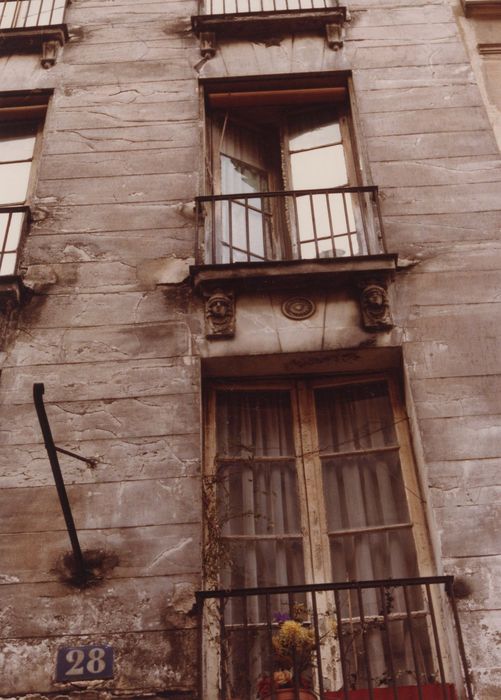 façade sur rue, vue partielle