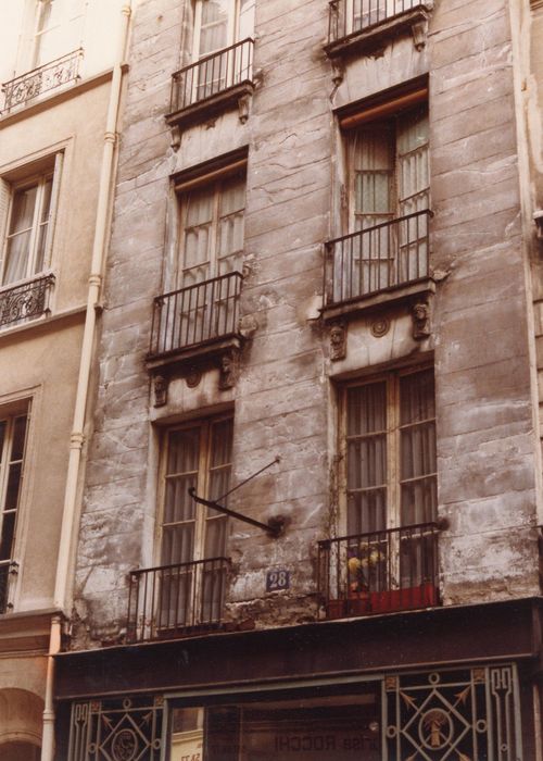 façade sur rue, vue partielle