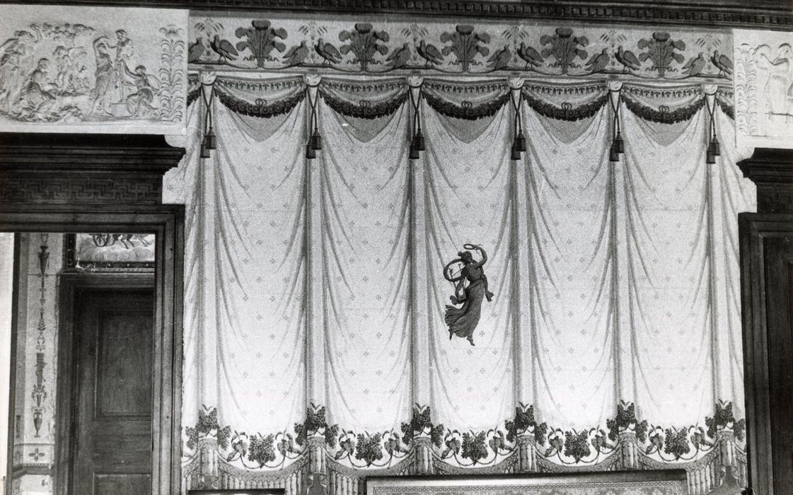 grand salon, vue partielle du papier peint