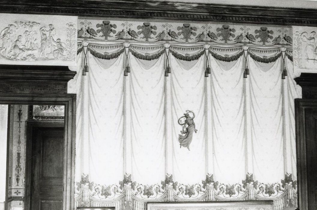 grand salon, vue partielle du papier peint