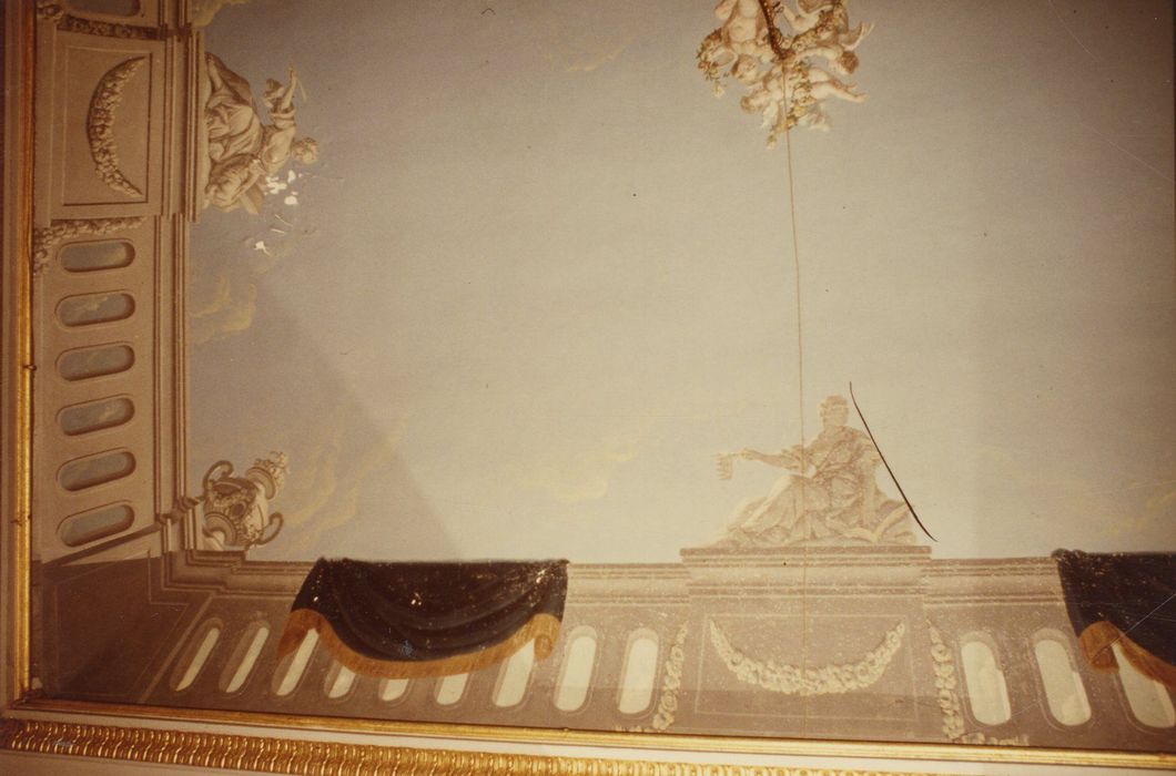 grand salon, plafond peint, vue partielle