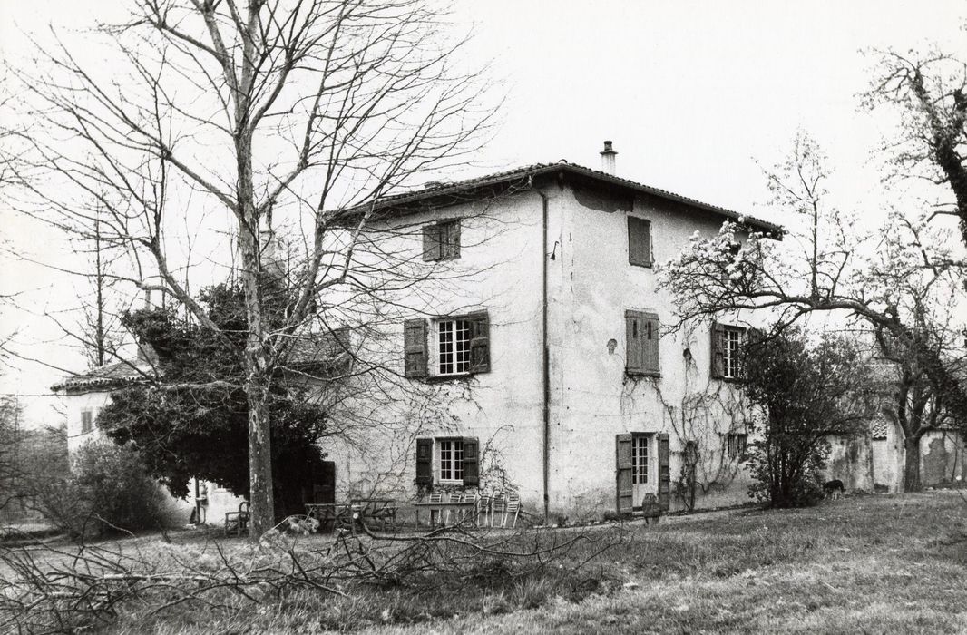 logis, façades sud et est côté jardin