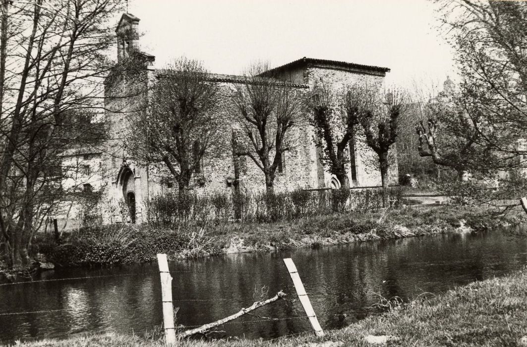 vue partielle de la chapelle dans son environnement depuis le Sud