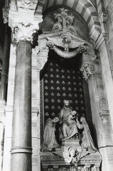 groupe sculpté : Remise du rosaire (la)